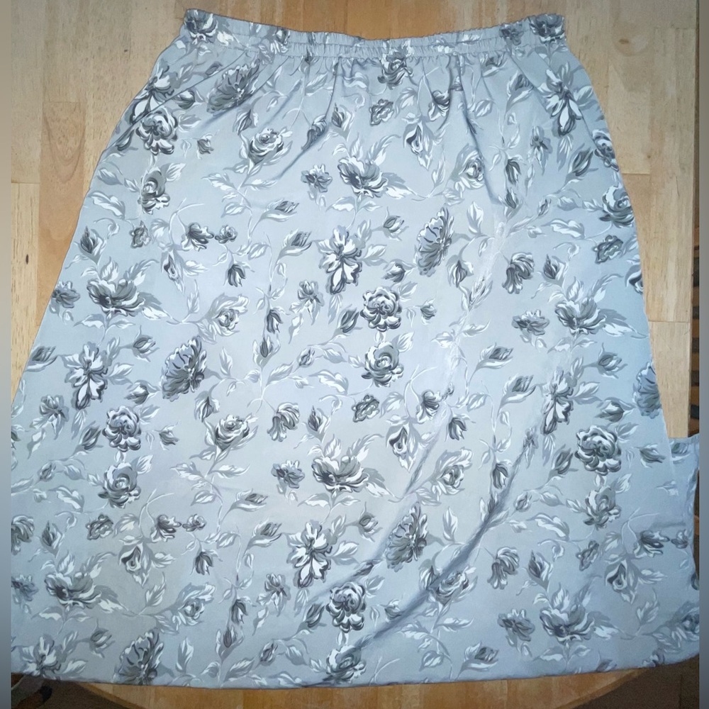 Women’s Anna gray floral whimsical Maxi skirt  size XL